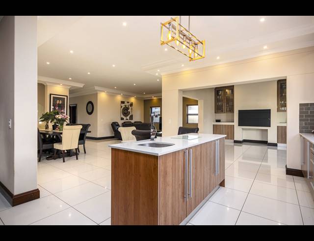 5 BEDROOM HOUSE TO LET IN PARKLANDS NORTH
